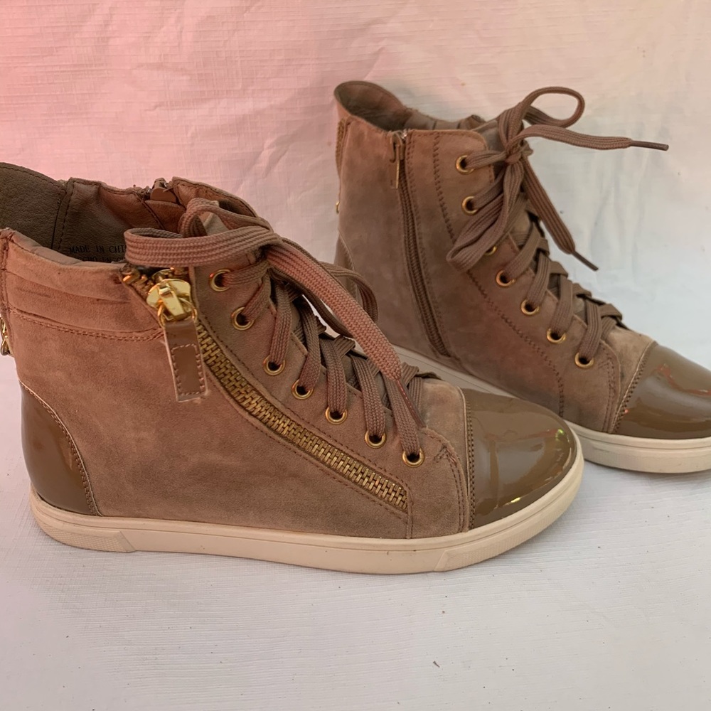 Casual zip up sneakers